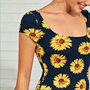 ✨🛍✨NWT Sunflower Fitted Tee